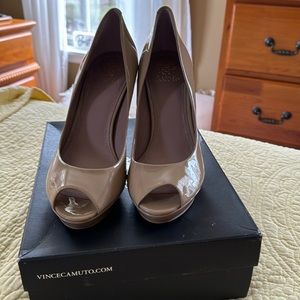 Peep hole stiletto platform pump